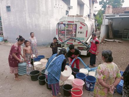 BPBD, PMI & DINSOS BANJARNEGARA KIRIM BANTUAN AIR BERSIH UNTUK WARGA BADAMITA